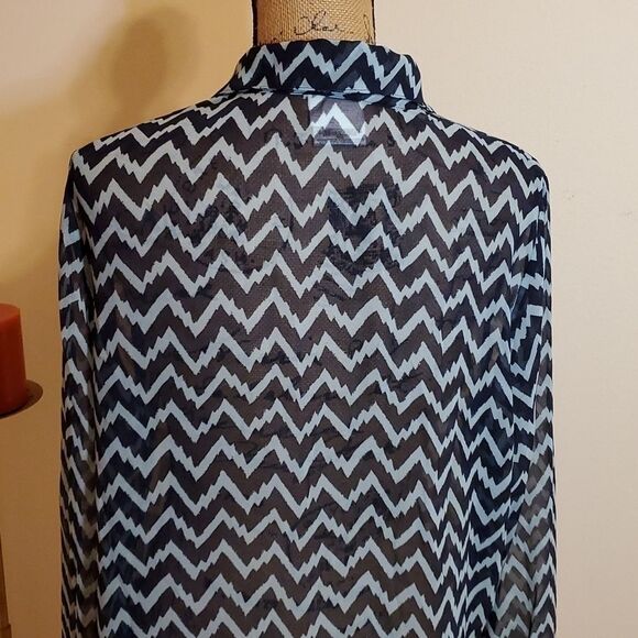 BCBGeneration chevron print top size Large - Picture 5 of 10